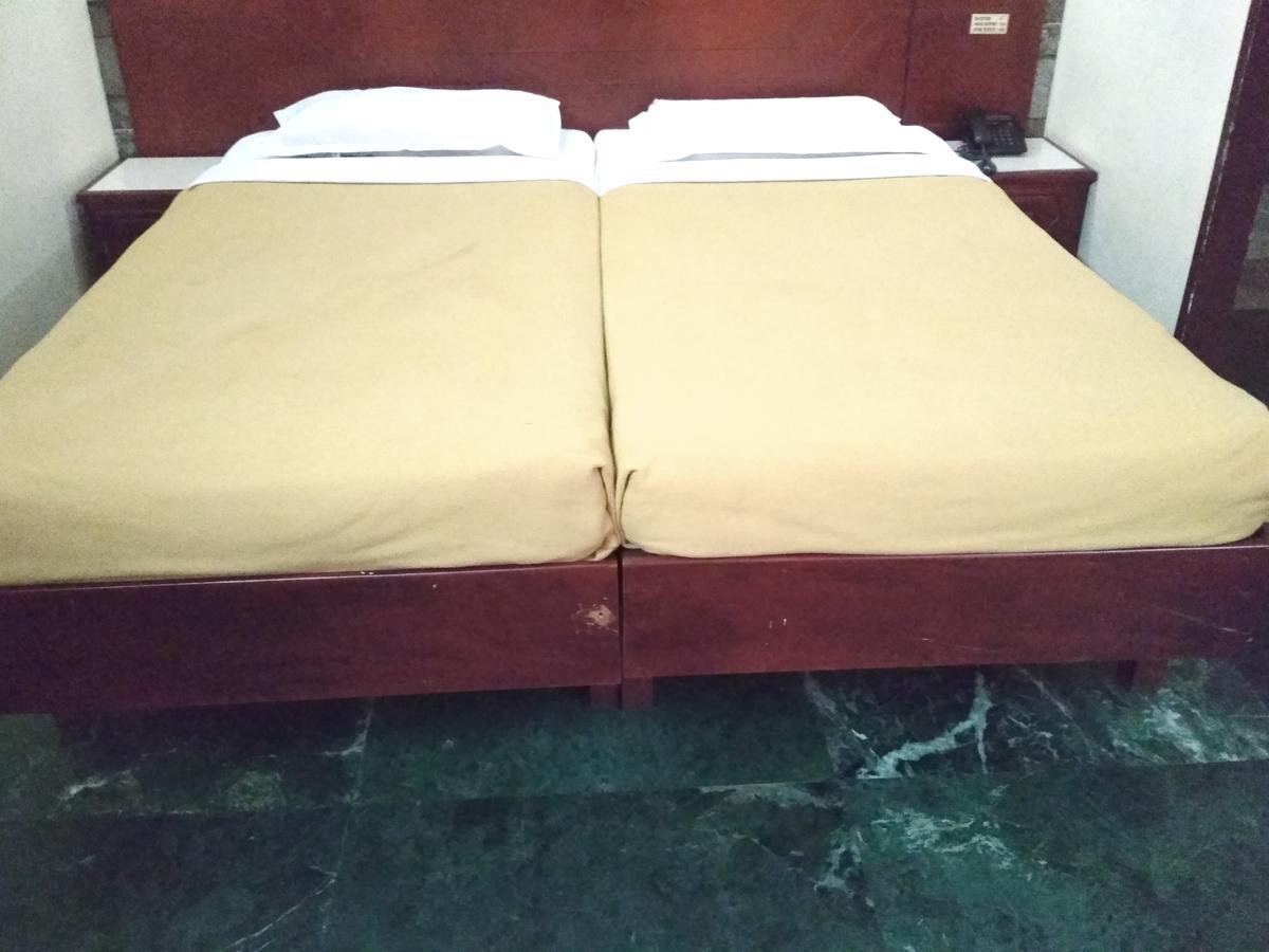 Hotel Rukmini Alwaye Luaran gambar