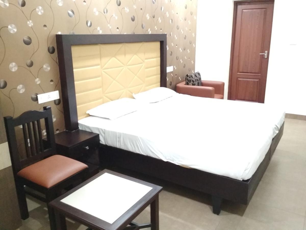 Hotel Rukmini Alwaye Luaran gambar
