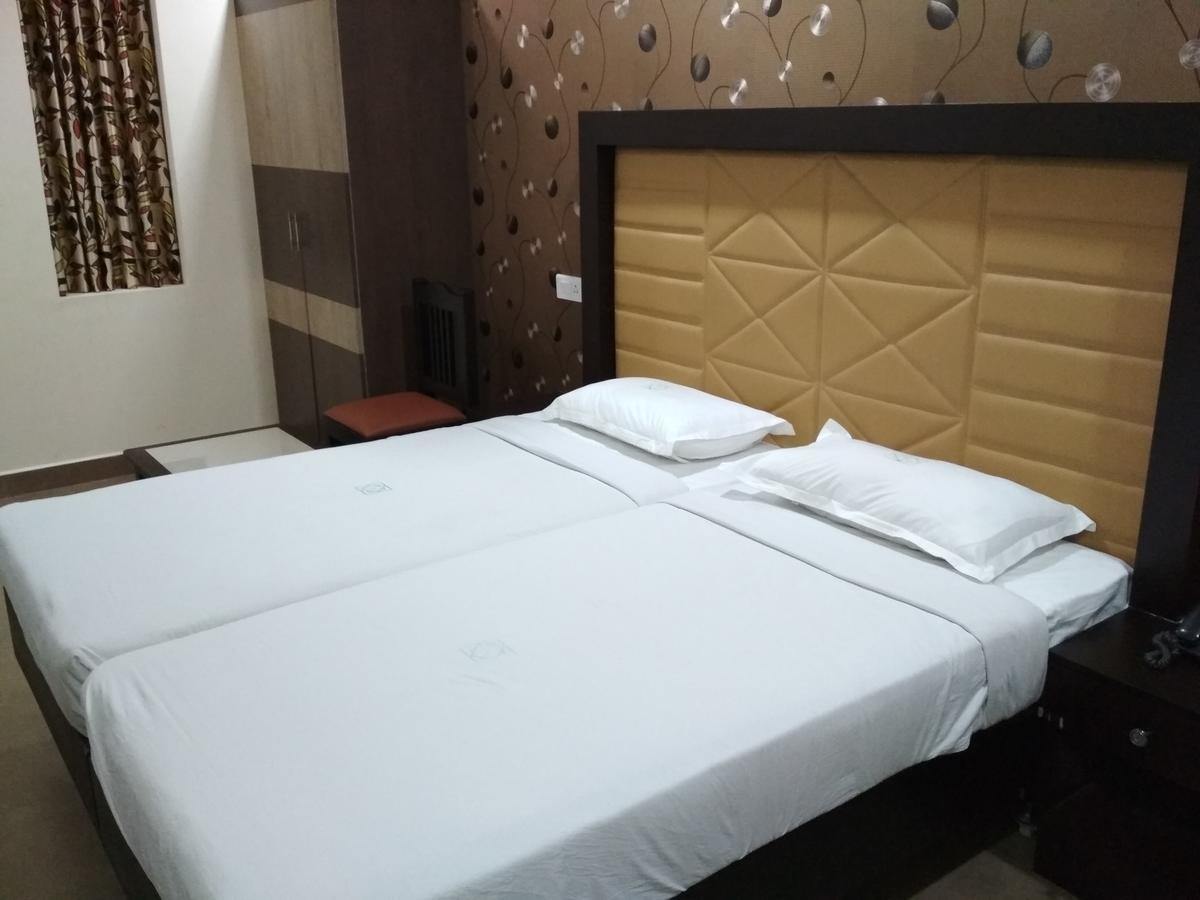 Hotel Rukmini Alwaye Luaran gambar