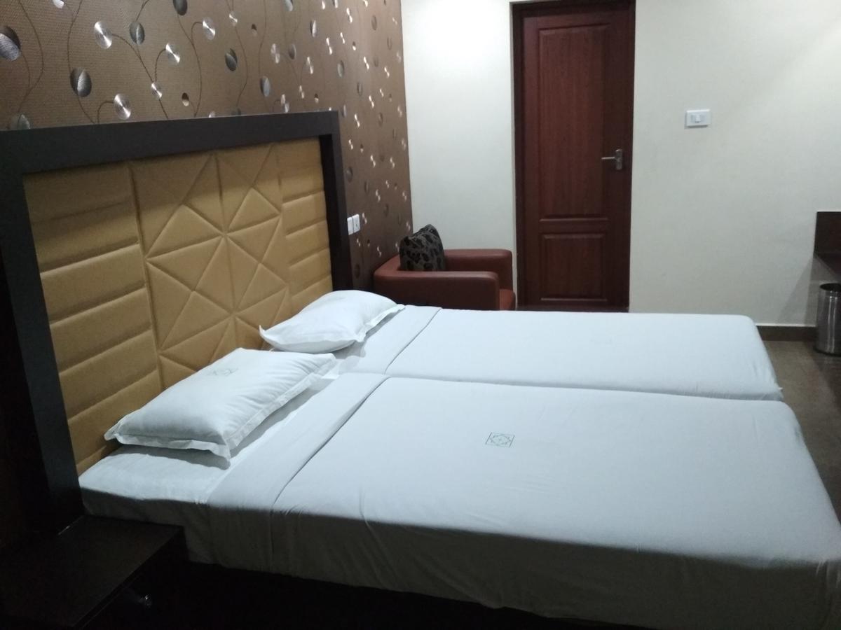 Hotel Rukmini Alwaye Luaran gambar