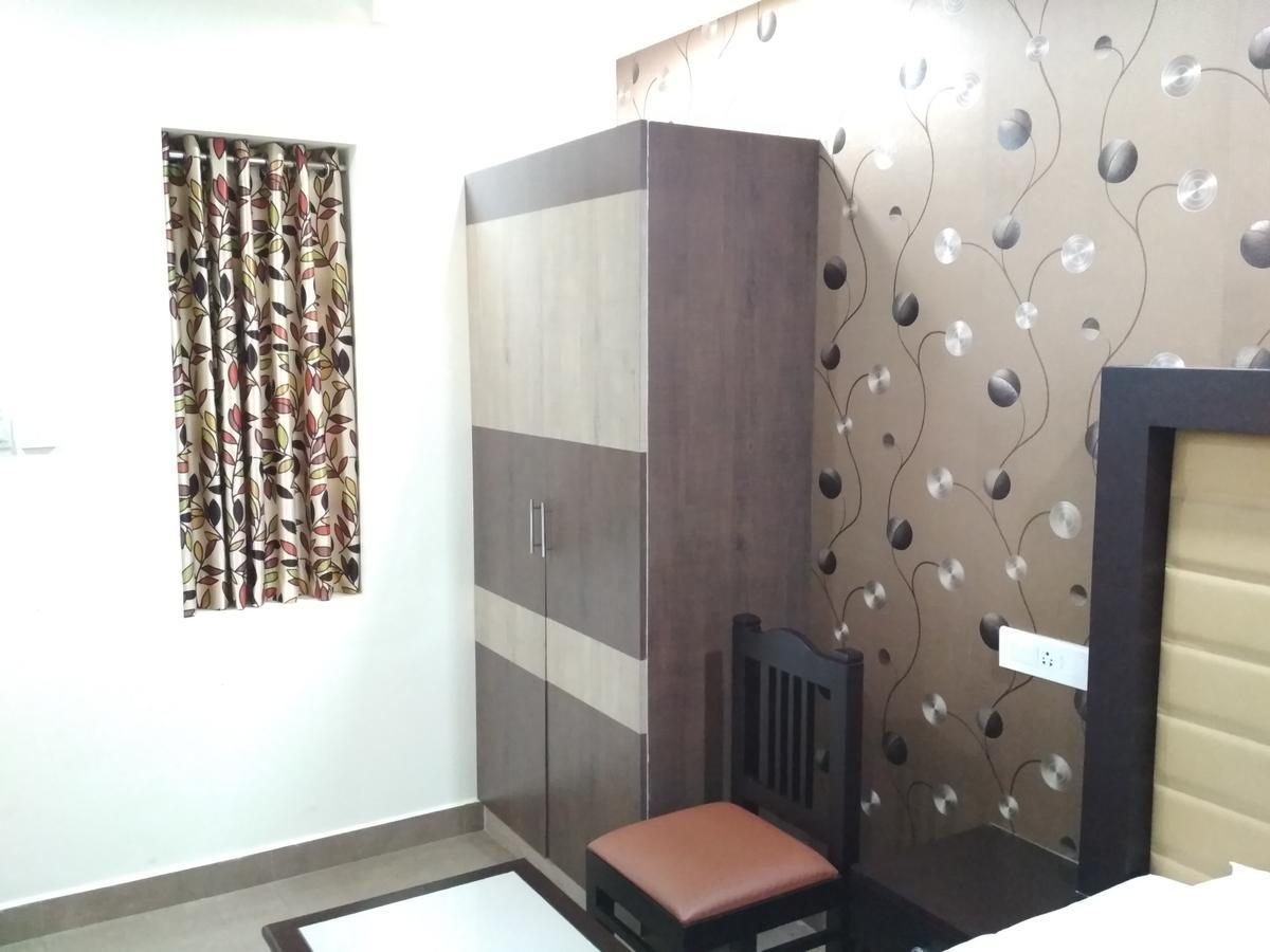 Hotel Rukmini Alwaye Luaran gambar