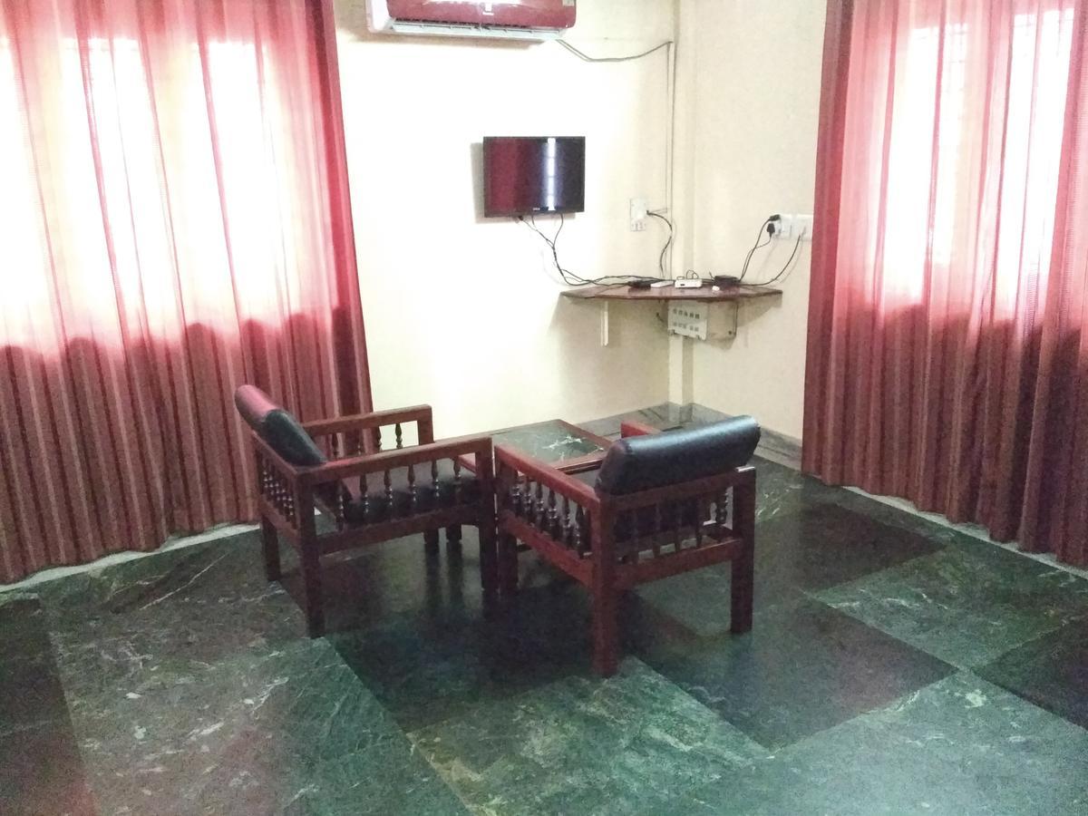 Hotel Rukmini Alwaye Luaran gambar