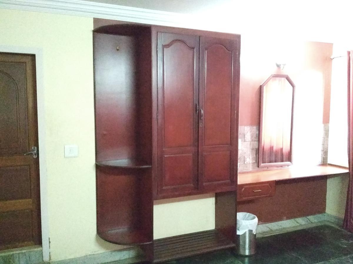 Hotel Rukmini Alwaye Luaran gambar
