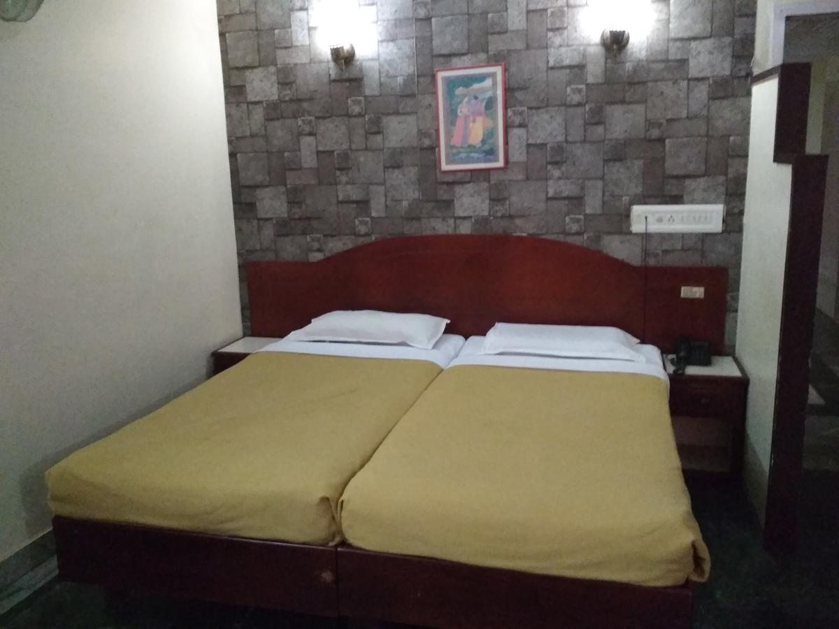 Hotel Rukmini Alwaye Luaran gambar