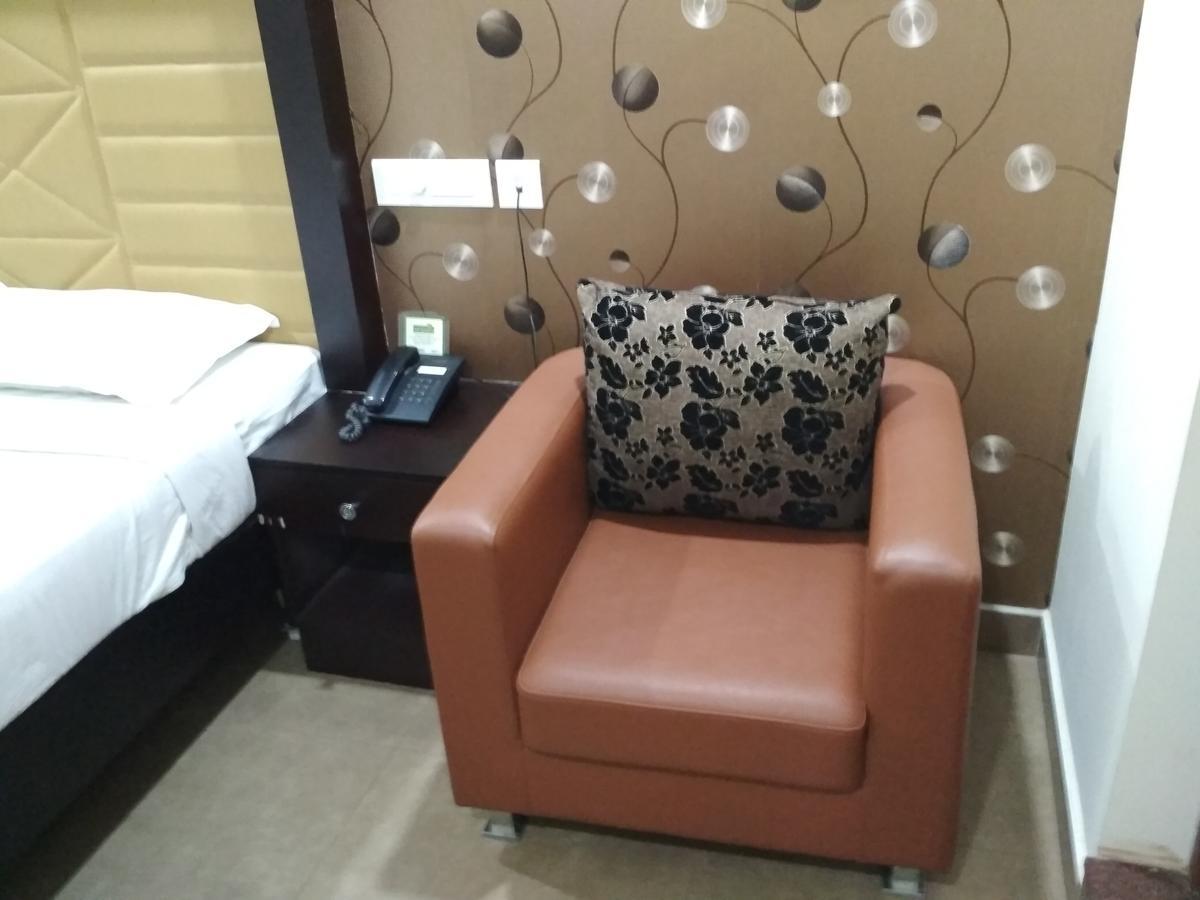 Hotel Rukmini Alwaye Luaran gambar